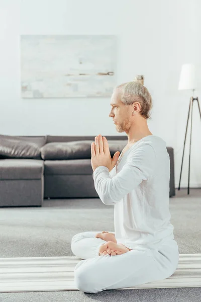 Sidovy Vuxen Man Mediterar Lotusställning Yogamattan Hemma — Stockfoto