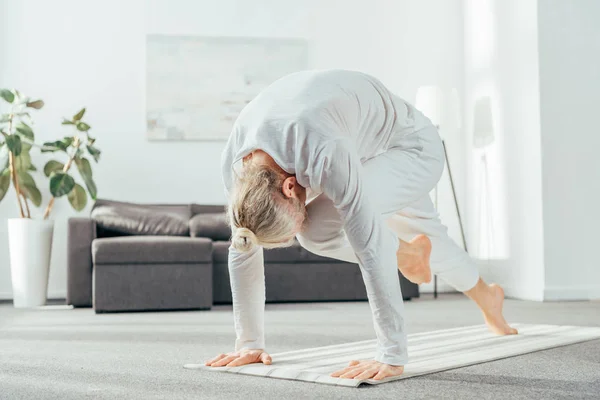 Barfuß Erwachsener Mann Macht Longe Yoga Übung Auf Matte Hause — Stockfoto