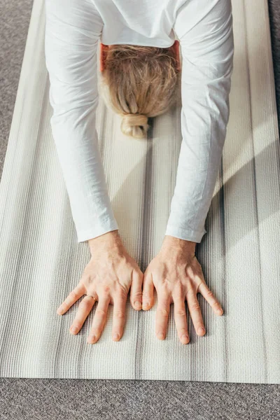 Hög Vinkel Syn Mannen Som Gör Yoga Träning Matta — Gratis stockfoto