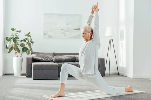Vedere Laterală Omului Care Practică Crescent Lunge Genunchi Yoga Pozează — Fotografie, imagine de stoc