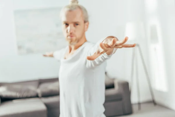 Selective Focus Man Standing Warrior Yoga Pose Home — Free Stock Photo