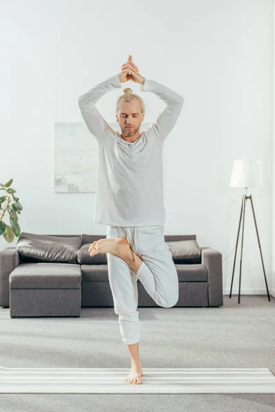 Ganzkörperansicht Eines Erwachsenen Mannes Der Baumpose Auf Einer Yogamatte Hause — Stockfoto