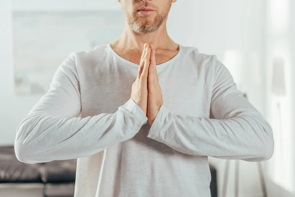 Yetişkin Adam Sırasında Pratik Yoga Evde Namaste Hareketi Ile Ayakta — Stok fotoğraf