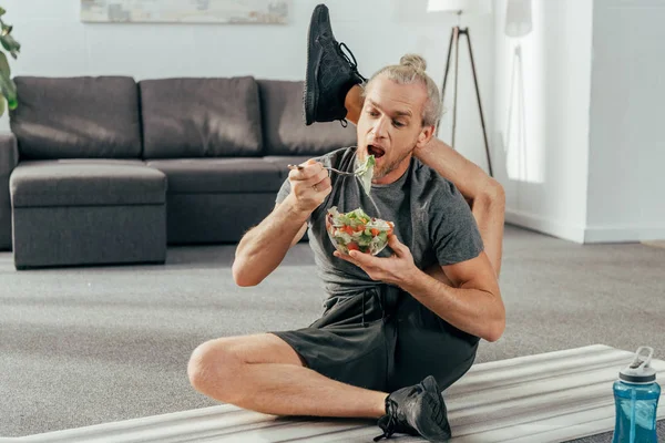 Flexible Adult Sportsman Leg Head Sitting Yoga Mat Eating Vegetable — Stock Photo, Image