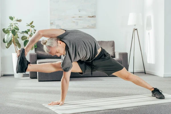 Atletisk Vuxen Man Sportkläder Stretching Yogamattan Hemma — Stockfoto