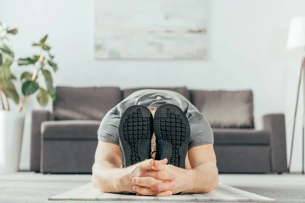 Close Visning Fødder Sportssko Voksne Mand Udøver Strækker Sig Yoga - Stock-foto