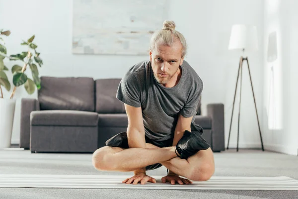 Adult Man Balancing Arms Crossed Legs Looking Camera While Training — Stock Photo, Image