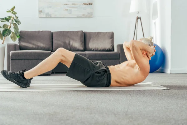 Zijaanzicht Van Shirtless Volwassen Mens Doen Abs Oefening Yoga Mat — Stockfoto