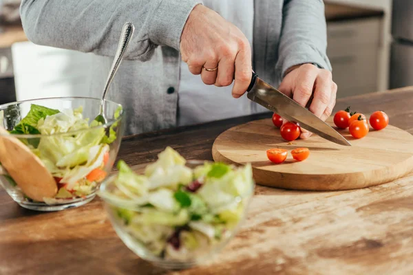 Colpo Ritagliato Uomo Tagliare Pomodorini Ciliegia Insalata Verdure Cottura — Foto Stock