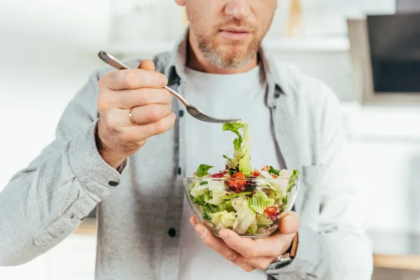 裁剪拍摄的男子在家里吃蔬菜沙拉 — 图库照片