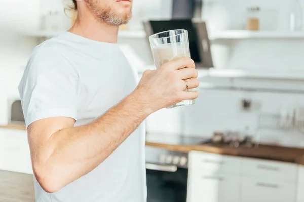 Colpo Ritagliato Uomo Possesso Vetro Con Frullato Proteico Casa — Foto Stock