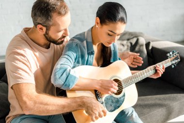 Akustik gitar çalmayı karı odaklı öğretim koca