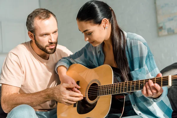 Marido Guapo Enseñando Hermosa Esposa Tocar Guitarra Acústica — Foto de stock gratuita