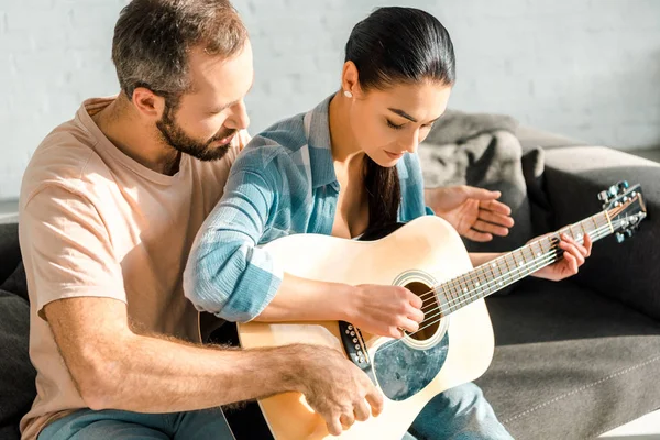 Man Undervisning Fokuserad Fru Att Spela Akustisk Gitarr — Stockfoto