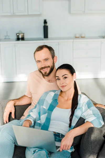 Schönen Mann Und Frau Sitzen Auf Der Couch Schauen Die — kostenloses Stockfoto