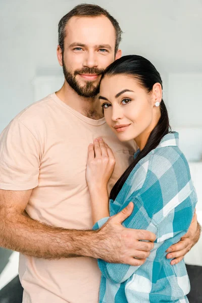 Portret Van Gelukkige Paar Omarmen Camera Kijken — Stockfoto