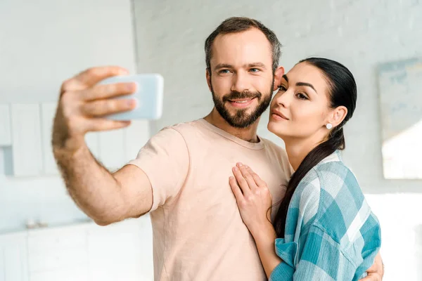 Beautiful Couple Taking Selfie Smartphone — Free Stock Photo