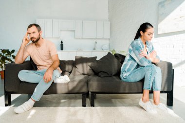 anlaşmazlık olması ve kanepe ters ucunda oturan bir çift