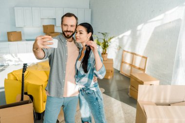 mutlu hareketli çift alarak selfie Smartphone Yeni evinden tuşu tutmakta karısı ise