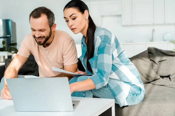 Hermosa Pareja Haciendo Papeleo Uso Computadora Portátil Casa — Foto de Stock