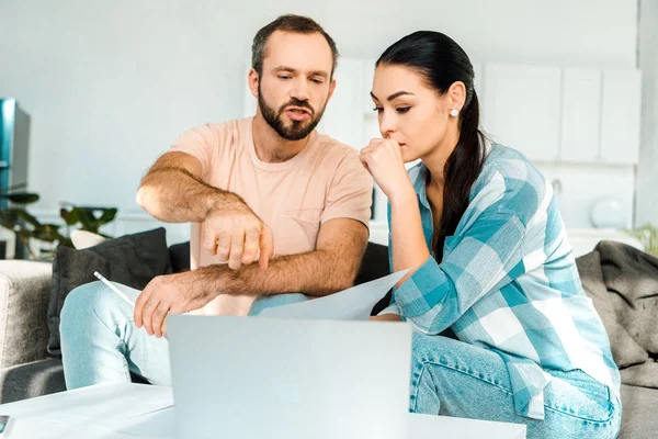 Coppia Seduta Sul Divano Utilizzando Computer Portatile Cercando Risolvere Problemi — Foto Stock