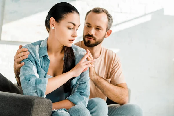 Homem Culpado Correndo Tentando Consolar Esposa Depois Discutir — Fotografia de Stock