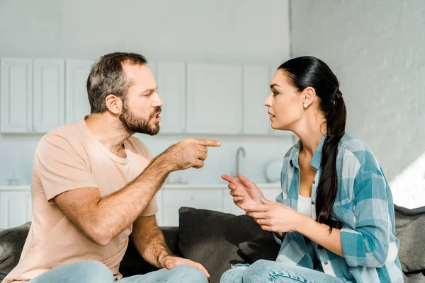 Casal Tendo Discussão Marido Gritando Com Esposa Casa — Fotografia de Stock