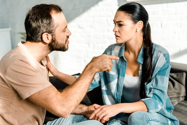 Coppia Avendo Discussione Marito Insultare Moglie Casa — Foto Stock