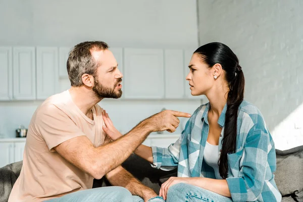 Casal Tendo Discussão Marido Gritando Com Esposa Cansada — Fotografia de Stock