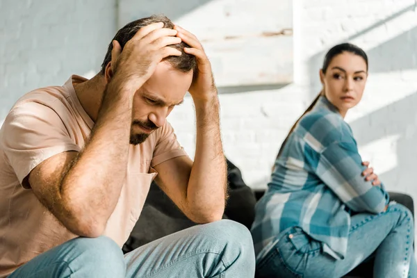 Man Met Handen Het Hoofd Zitten Bank Ruzie Met Vrouw — Stockfoto