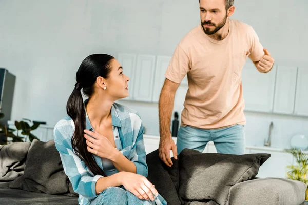 Wütender Ehemann Versucht Verängstigte Frau Schlagen Die Hause Auf Couch — Stockfoto