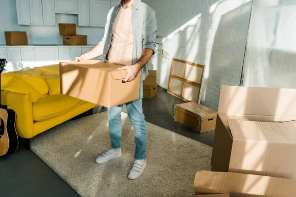 男ダン ボール箱を運んで 新しい家のため包装概念を移動のトリミング ビュー — ストック写真