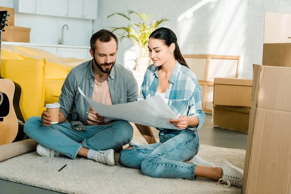 Hermosa Pareja Bebiendo Café Sosteniendo Plano Nueva Casa Concepto Móvil — Foto de stock gratuita