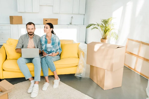 Concentrated Couple Sitting Couch Using Laptop Planning Relocation New House — Stock Photo, Image