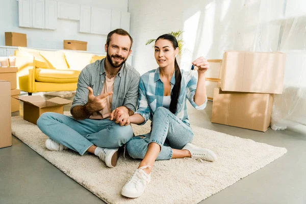 Husband Pointing Finger Wife Holding Keys New House Moving Concept — Stock Photo, Image