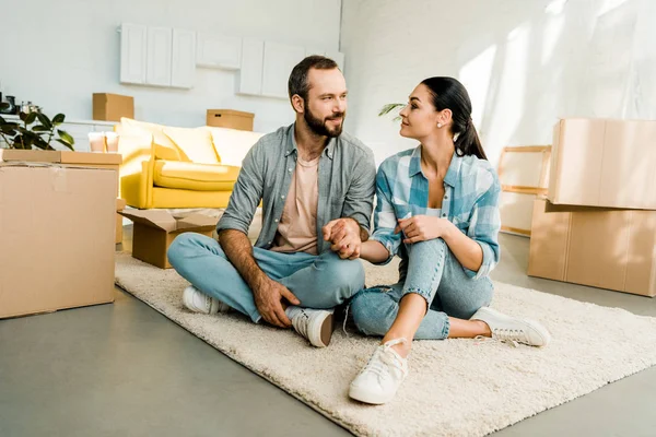 Husband Wife Sitting Floor Holding Hands While Packing New House — Stock Photo, Image