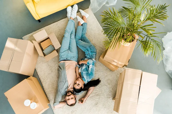 Vue Dessus Beau Couple Couché Sur Sol Relaxant Après Emballage — Photo