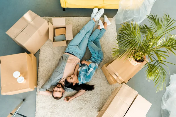 床の上に横たわるとコンセプトを移動 新しい家のため梱包後のリラックスのトップ ビュー — ストック写真
