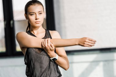 odaklı sporcumuz önce antrenman fitness stüdyosu, germe egzersiz yaparak