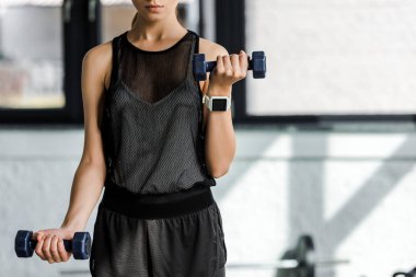 güçlü sporcumuz fitness stüdyosu dumbbells ile eğitim midsection