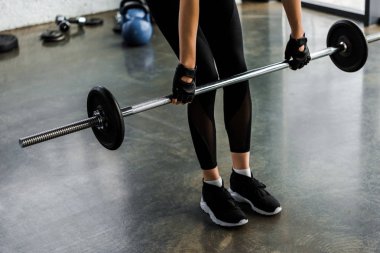 düşük ağırlık kaldırma sporcumuz bölümünü halteri vasıl jimnastik salonu ile eğitim eldiven