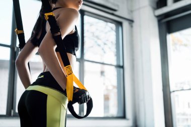 fitness stüdyosu, direnç gruplarla eğitim sporcumuz kırpılmış görünümünü