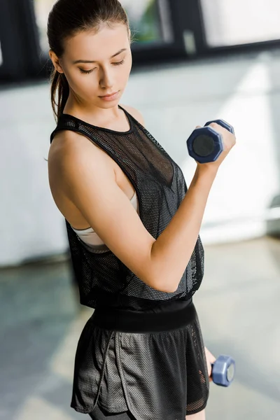 Portrait Beautiful Sportswoman Training Dumbbells Sports Center — Stock Photo, Image