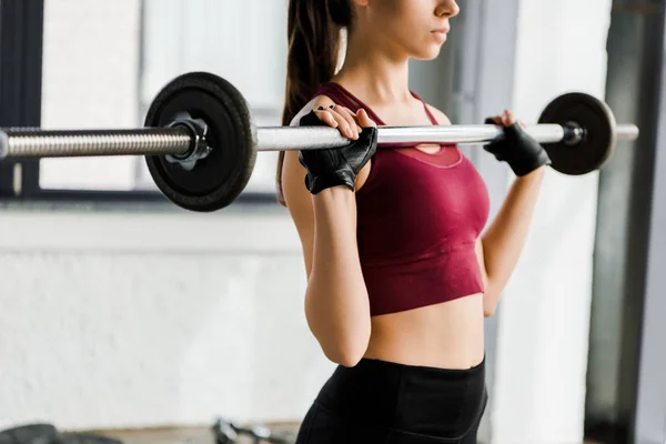 Vista Parcial Deportista Concentrada Entrenamiento Guantes Levantamiento Pesas Con Barra — Foto de Stock