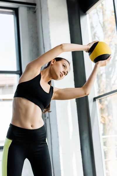 Gezieltes Schönheitstraining Und Stretching Mit Medizinball Fitnessstudio — Stockfoto