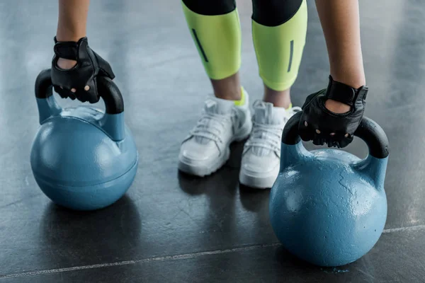 Sección Baja Deportista Entrenamiento Guantes Levantamiento Pesas Con Pesas Gimnasio — Foto de Stock