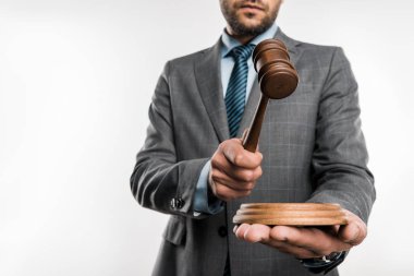 Yargıç tahta çekiç üzerinde beyaz izole tutan düşük açılı görünüş 
