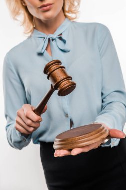 Kırpılan atış tahta çekiç üzerinde beyaz izole tutan kadın yargıç  