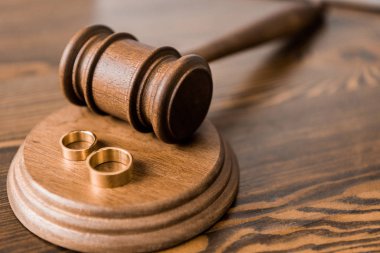 tahta çekiç ve Nikah yüzükleri yakından görmek tablo, boşanma kavramı