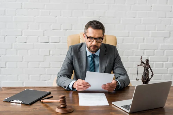 Ernstige Mannelijke Rechter Werken Met Papieren Laptop Kantoor — Stockfoto